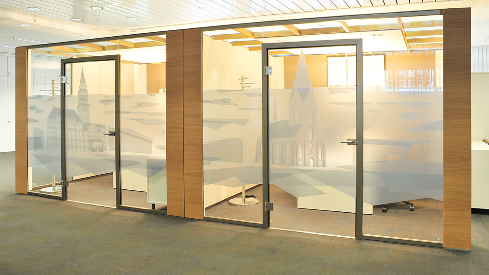 Büros mit Glaswänden in einer Unicredit-Filiale